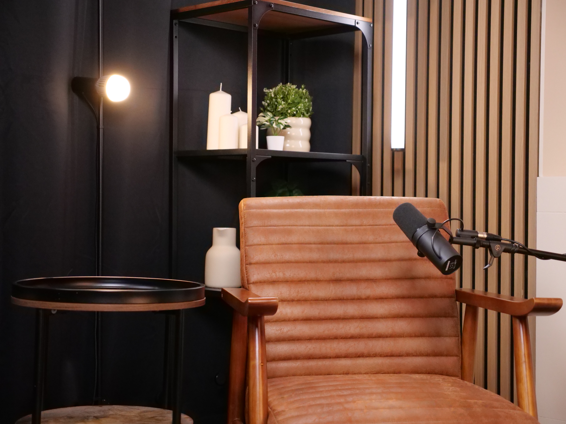 Guest chair — close